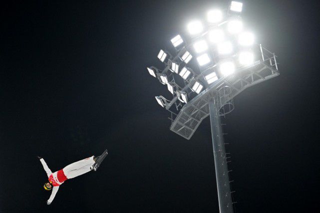 三位高校女生－未央（矢松亞由美飾）、比呂子（鳥田博子飾）及昌巳（石川萌飾）為同校老友。維繫三情面感的話題，是深夜廣播節目「Midnight Bluebird」主持人「小滿」。她擅以輕鬆的言語，表露本身的豪情世界及性愛經歷，是以也赢得許多高中女生的認同及喜愛。因為「小滿」的一句話「想知道我的事，可以往問錢仙」，三人材将信将疑地玩起錢仙。問起有關「小滿」的種種，包罗家庭成員、诞生日期等。居然都全數吻合。於是，三人開始詢問關於自已的愛情問題、乃至是灭亡的日期。始料未及的，幾個簡單的問題不单揭穿出私家的奥秘，進而更動搖了彼此的關係。從那之後，方圆接連發生怪事，隨著錢仙預言死期的迫近，三人材發現，「小滿」的身份竟然就是....